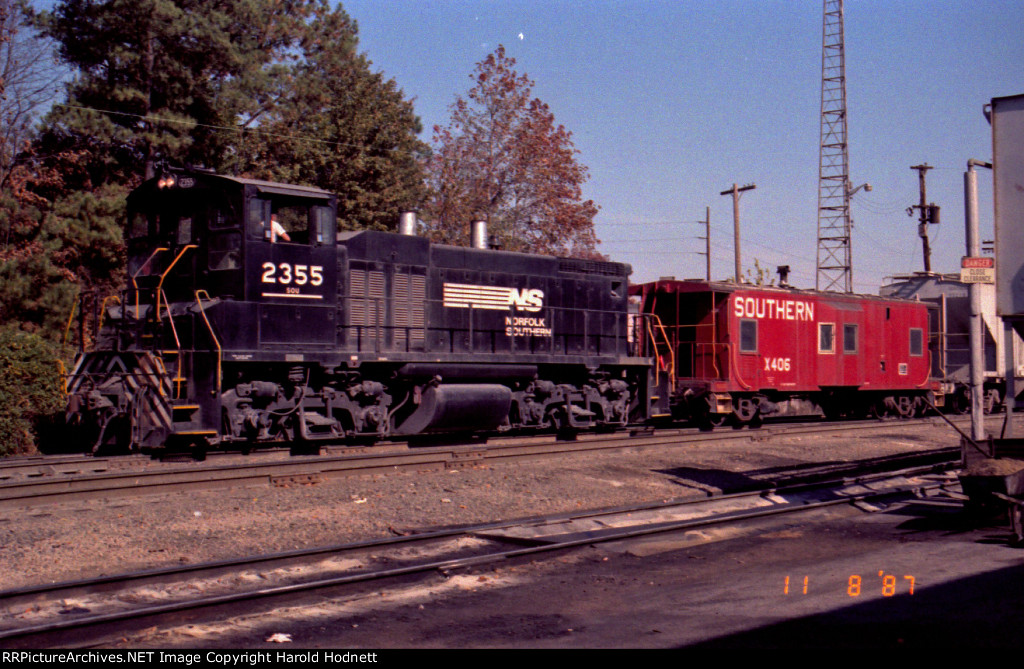 NS 2355 & SOU x406 in Glenwood Yard